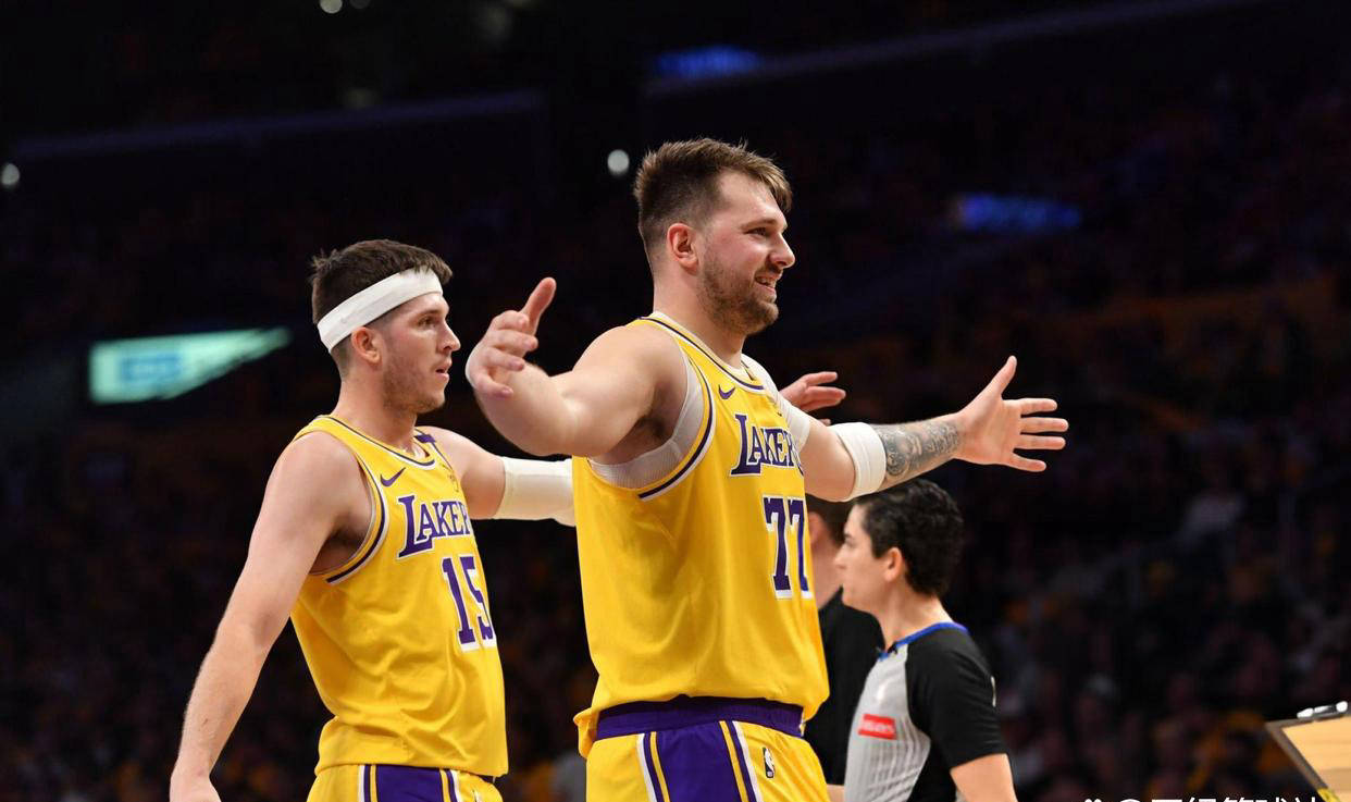 九游体育官方网站-洛杉矶湖人训练开放日，赛前造点机会引欢呼，德甲在即，年轻球员得到机会的简单介绍